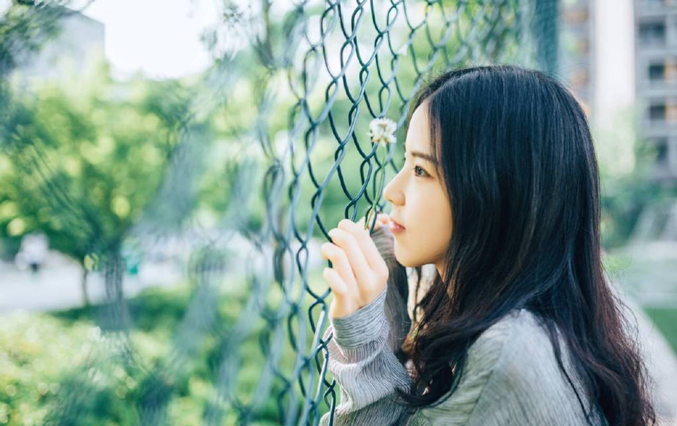 本已经闭目待死的伏德闻言不禁微微一怔，下意识的点点头。